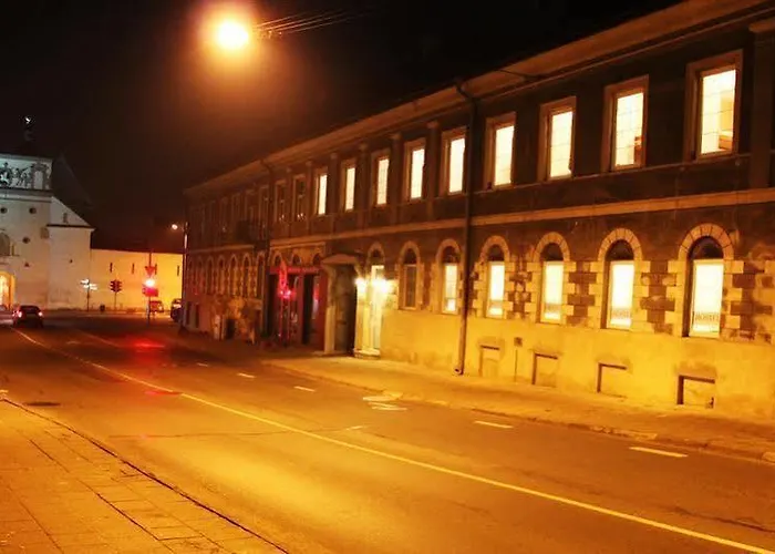 Nakvynės namai Center *